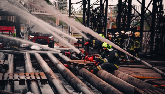 На Київщині третю добу гасять пожежу на підприємстві, яка виникла після атаки РФ