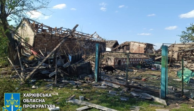 Армія РФ завдала авіаудару по селу на Харківщині, двох поранених дістали з-під завалів