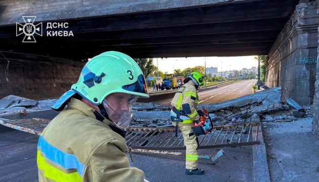 У Києві обвалилася частина Повітрофлотського мосту - затримується транспорт