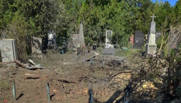 Russian military shells city cemetery in Kherson