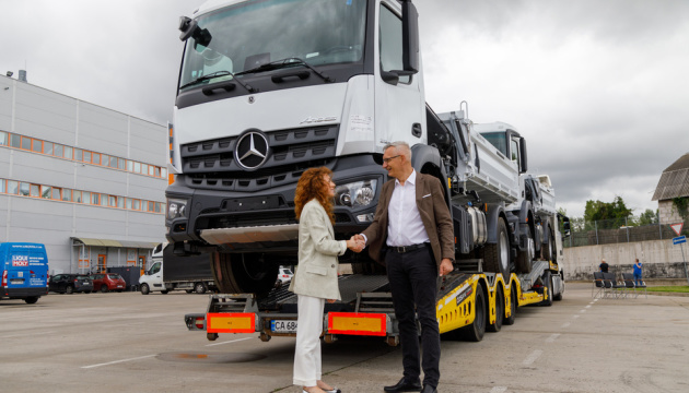 Німеччина передала українським енергетикам 16 ремонтних вантажівок