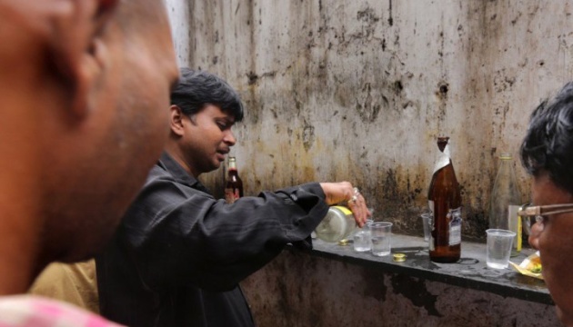 Кількість померлих від сурогатного алкоголю в Індії сягнула 54