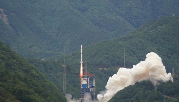 У Китаї частина ракети, яка запускала супутник, впала біля населеного пункту