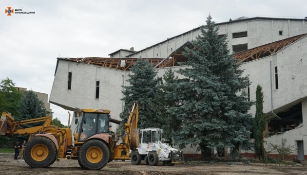 Вцілів тризуб на стіні зруйнованого університету: у Франківську розібрали завали після удару РФ