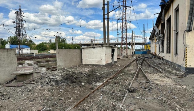 Внаслідок удару росіян по Покровську поранені двоє залізничників