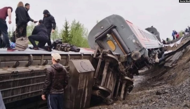 У Росії зійшли з рейок дев'ять вагонів пасажирського потяга