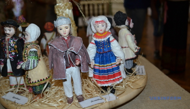На Тернопільщині відкрили виставку ляльок майстрині Людмили Павлової
