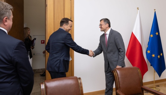 Кулеба у Варшаві обговорив із Сікорським фіналізацію безпекової угоди