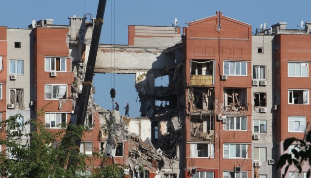 Ракетний удар по Дніпру: тривають рятувальні роботи в пошкодженій багатоповерхівці