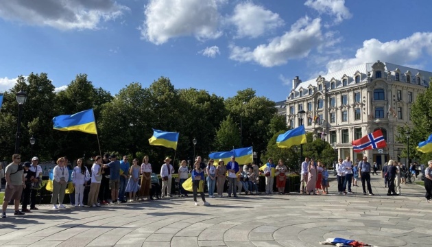 Українська громада відзначила День Конституції України демонстрацією в Осло