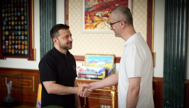 ゼレンシキー宇大統領、露拘束から解放されたクリミア・タタール民族指導者ジェリャル氏と面会