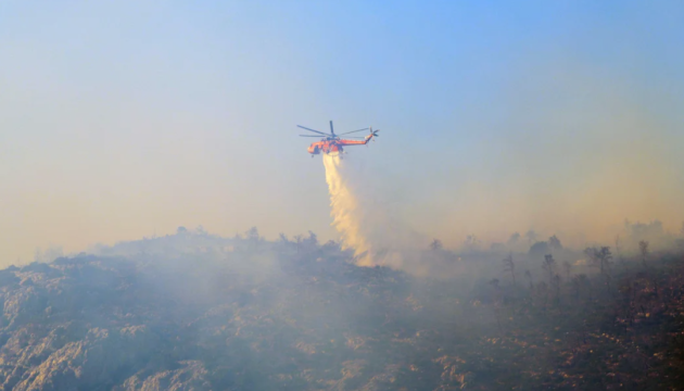 На грецькому острові Серіфос - лісова пожежа, евакуювали кілька сіл