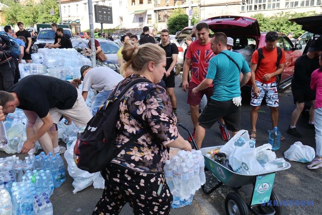 Кияни згуртувалися і допомагають доставити воду на розбір завалів “Охматдит”, Київ, 8 липня 2024. Фото: Павло Багмут, Укрінформ