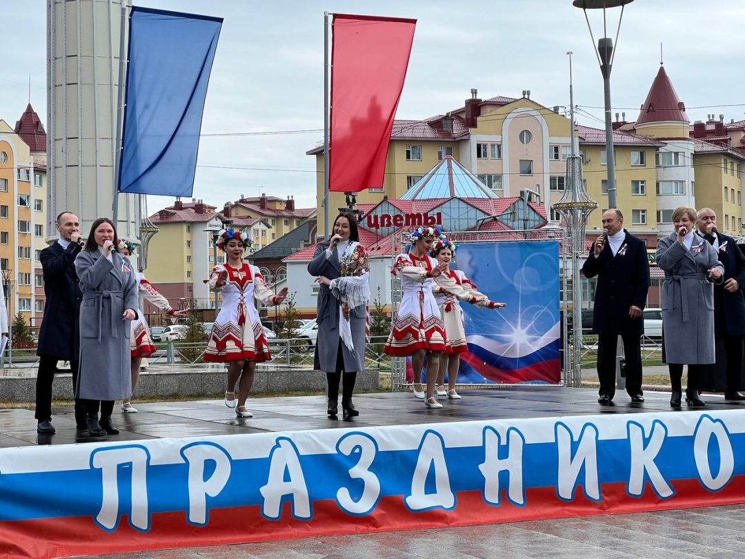 Молодь з Волновахи співає на день перемоги в Салехарді. Джерело: росЗМІ