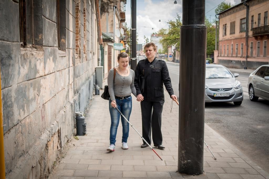 Допомога Володимира Пирога в адаптації на вулиці. Фото Дем'яна Данилюка.