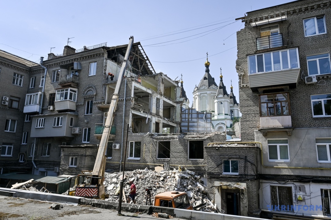 Розпочалася відбудова зруйнованого ворожим обстрілом будинку по пр. Соборному у Запоріжжі. Липень, 2024. Фото: Дмитро Смольєнко, Укрінформ