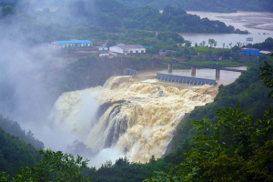 На сході Китаю через потужні зливи евакуювали понад 190 тисяч людей