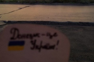Activistas pintan grafitis azules y amarillos en Donetsk