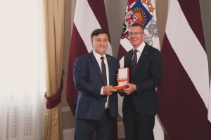 Президент Латвії нагородив українського активіста орденом Хрест Визнання