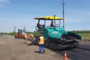 На Харківщині ремонтують 300 кілометрів прифронтових доріг, щоб покращити логістику для військових