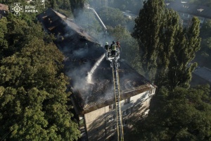 У Києві ліквідували масштабну пожежу у п'ятиповерхівці