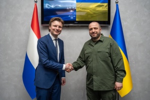 Umerov signs Ukrainian flag for Dutch Defense Minister