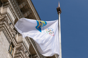Izan la bandera del Comité Olímpico Nacional de Ucrania en Kyiv