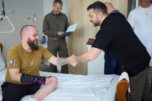 Selenskyj besucht verwundete Soldaten