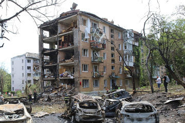 Kyjiw: Rettungskräfte finden weitere Leiche unter Trümmern von Hochhaus
