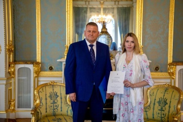 Zaluzhnyi hands over copies of his credentials and begins his work as ambassador to Britain