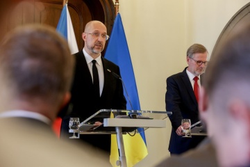 Ucrania y la República Checa firman varios acuerdos, incluso sobre la producción de rifles y municiones