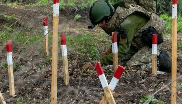 Ukrainian sappers neutralize 1,405 explosives in past week