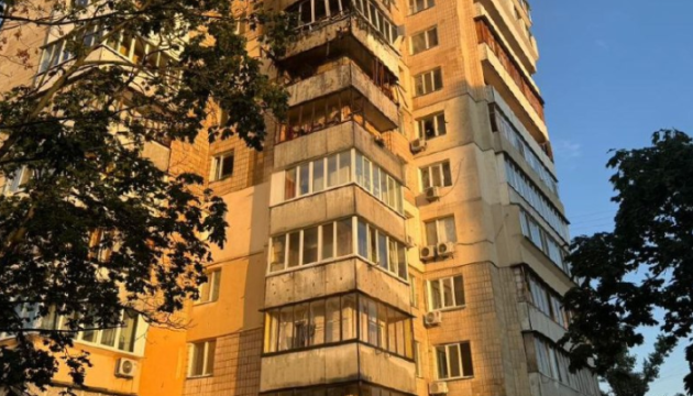 У столичній багатоповерхівці після ракетної атаки чотири квартири сильно пошкоджені