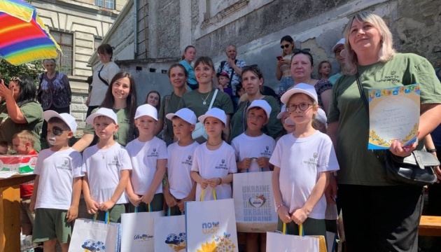 На благодійному ярмарку у Львові дошкільнята зібрали понад мільйон гривень для ЗСУ