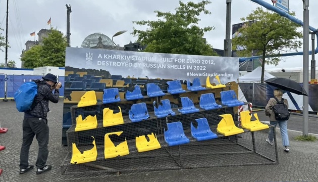 Зруйновану трибуну харківського стадіону виставили у фан-зоні Євро-2024 в центрі Берліна