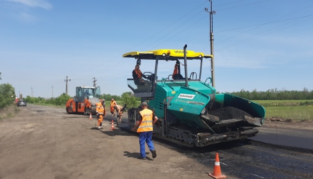 На Харківщині ремонтують 300 кілометрів прифронтових доріг, щоб покращити логістику для військових