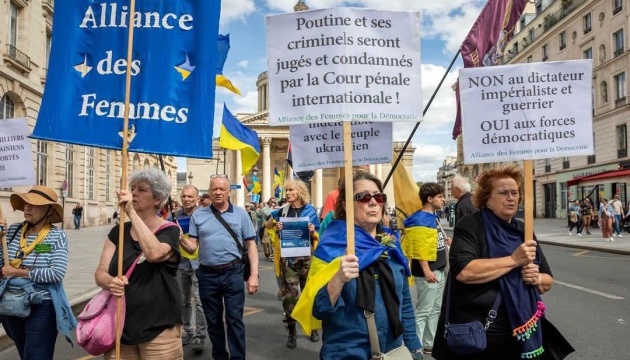 Ukrainians in Paris rally for Ukraine's accession to NATO