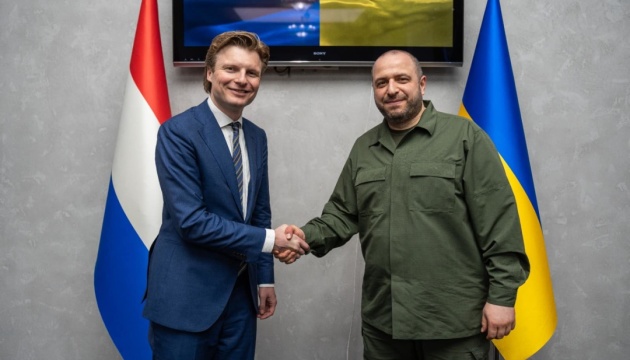 Umerov signs Ukrainian flag for Dutch Defense Minister