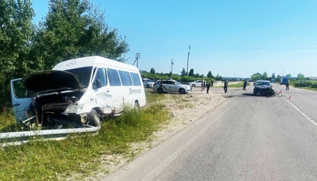 На Рівненщині легковик в’їхав у маршрутку, є постраждалі