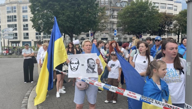 У Страсбурзі українська громада провела акцію протесту навпроти російського консульства