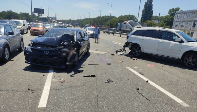 У Києві на Столичному шосе сталась ДТП за участі трьох автомобілів, є постраждалі