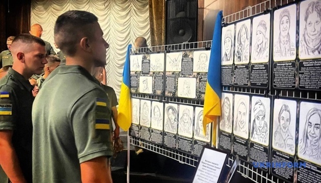 У Хмельницькому відкрили виставку портретів полеглих на війні захисниць