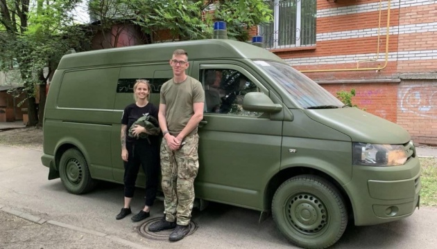 Діаспора із Відня доправила в Україну вже понад пів мільйона тонн допомоги й 30 «швидких»