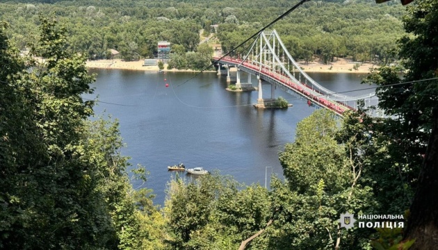 In Kyjiw reißt Seilrutsche: Junge Frau stürzt in Fluss Dnipro, nach ihr wird gesucht