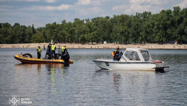 У Києві в понеділок продовжать пошуки хлопця, який зірвався у Дніпро з канатного атракціону