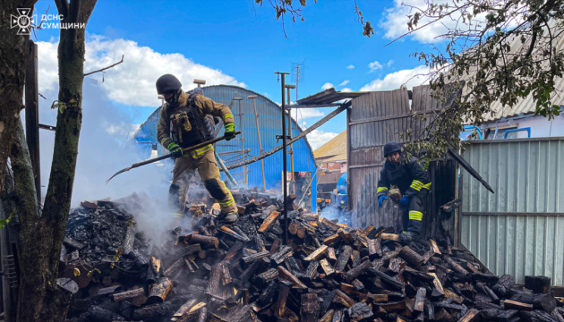 На Сумщині рятувальники загасили пожежу після російського обстрілу