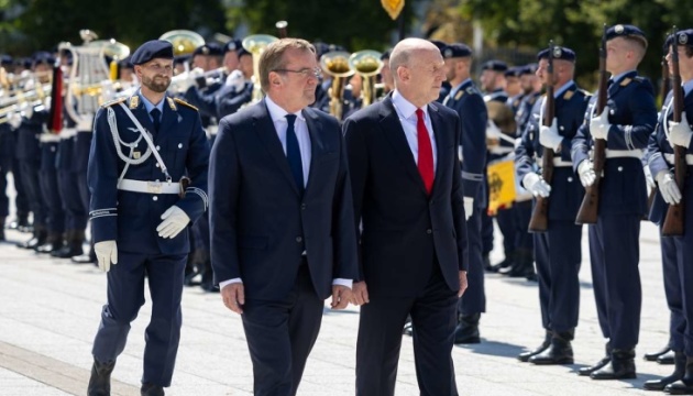 Reino Unido promete acelerar el suministro de la ayuda militar a Ucrania