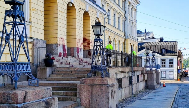 У Фінляндії невідомі облили будівлю уряду червоною сумішшю