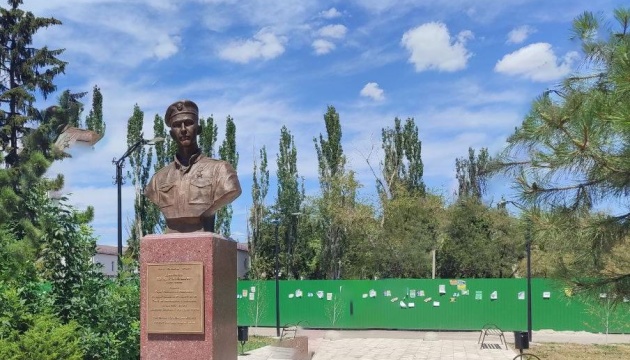 In Mariupol errichten Russen Denkmal für Mörder der Stadtbewohner