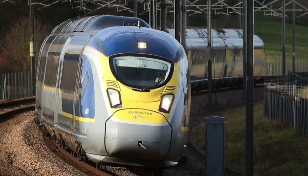 Перевізник Eurostar скасував чверть своїх рейсів після диверсій на залізниці у Франції